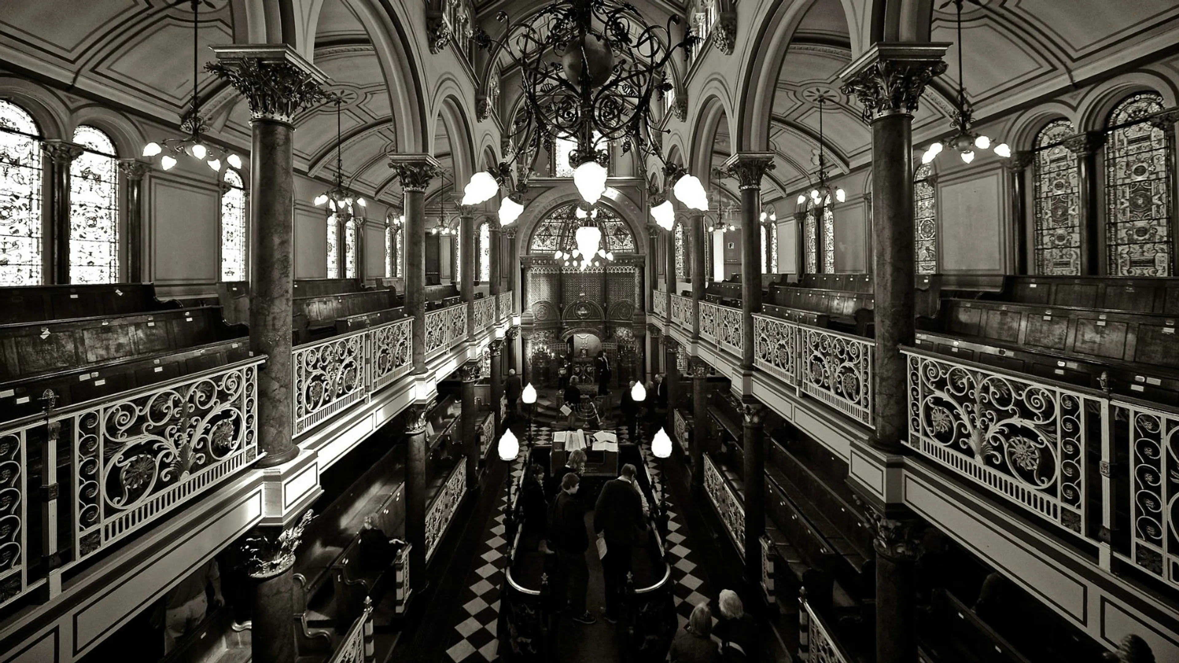 Noud bezocht een joodse sabbatsviering en voelde zich een beetje ongemakkelijk