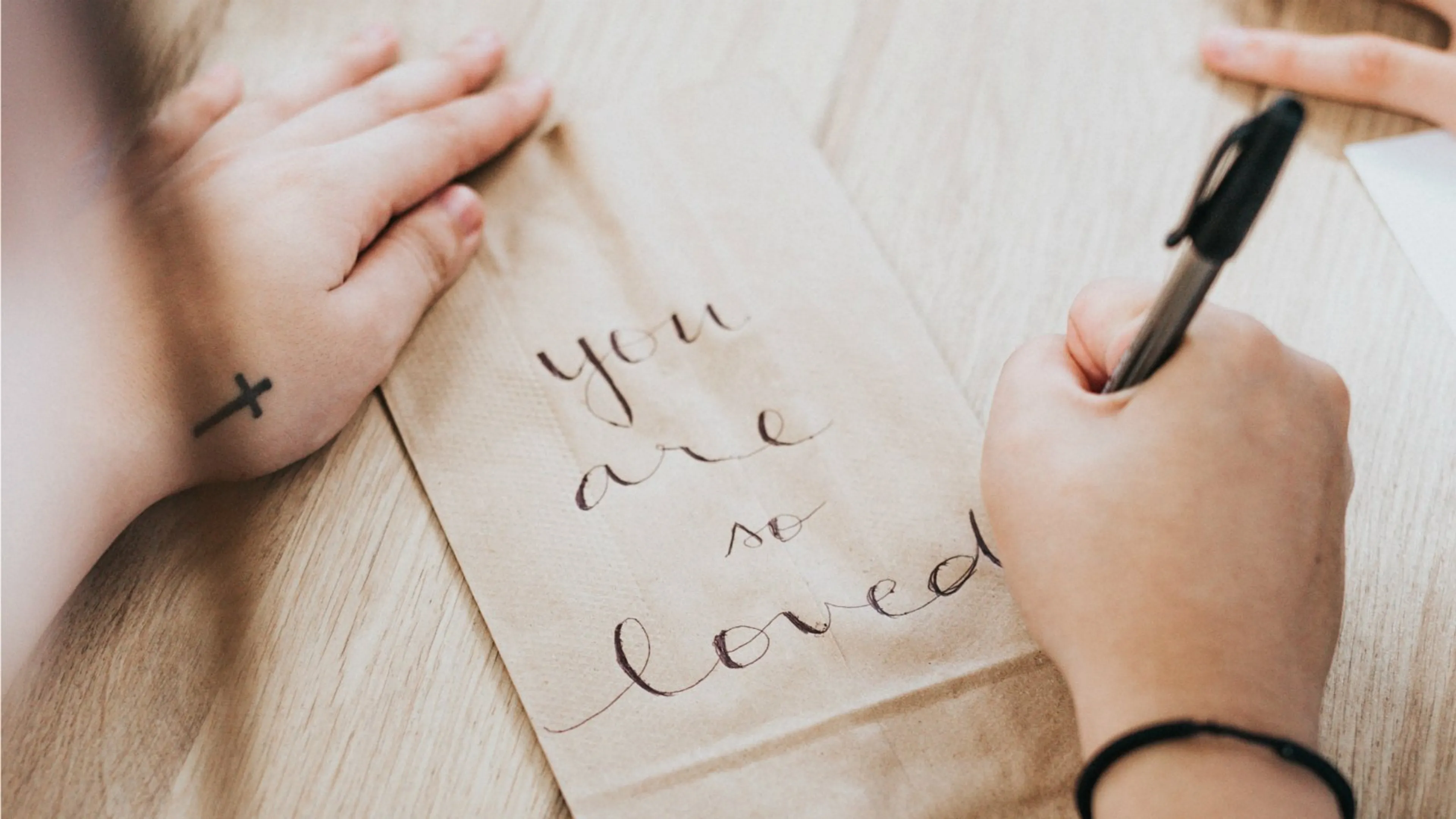 Een normaal gesprek over homoseksualiteit in de kerk? Dat kan best, bewijzen deze schrijver en evangelische voorganger