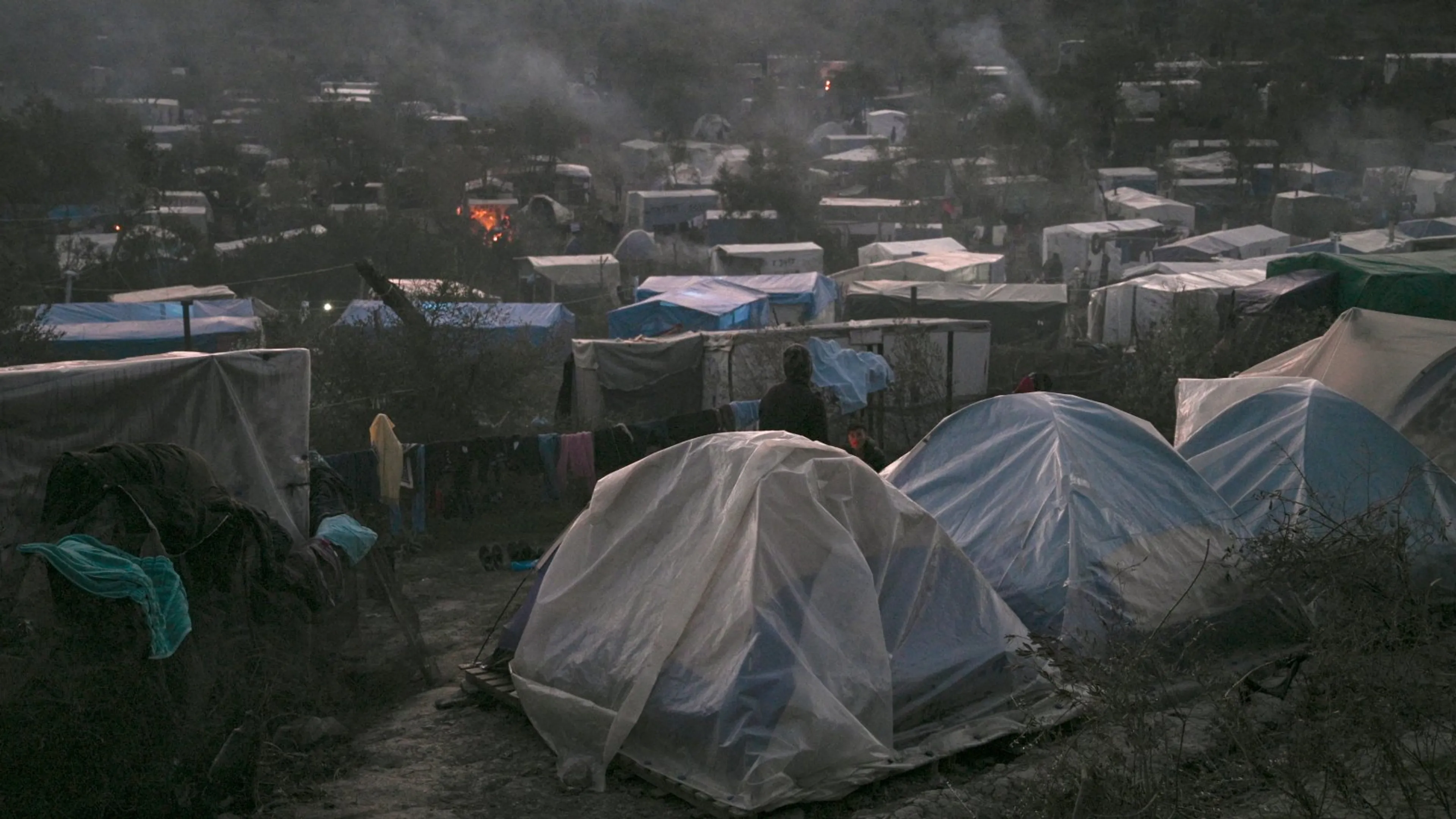 Anderhalve meter afstand, fysiek contact vermijden: hoe moet dat in kamp Moria?