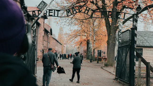 ‘Herdenk de Holocaust, maar koppel deze niet aan de actualiteit’.