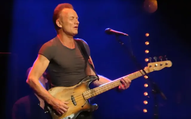 Sting bidt op het podium van Bataclan: ‘Als God het wil’.