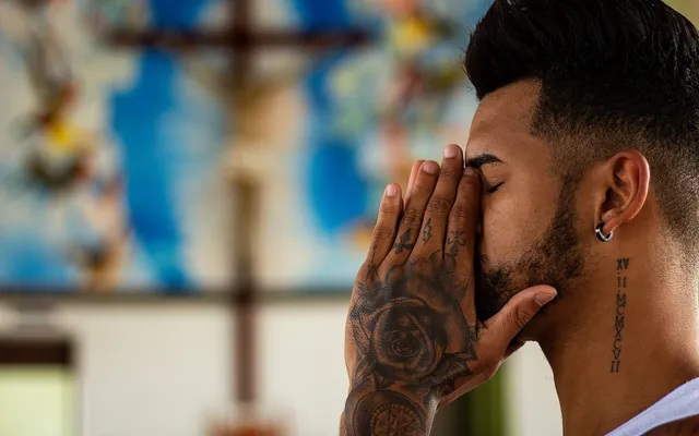 ‘Ik ontmoet God juist in de verstilling van een eeuwenoude liturgie’.