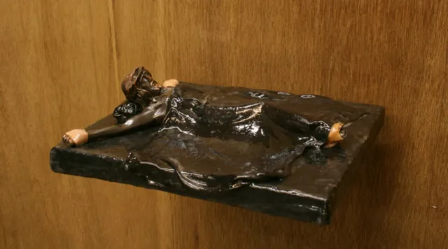 Kunstenaar Wout Herfkens vindt het tijd om Jezus in bed te leggen.