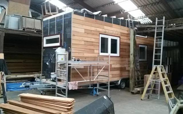 Een tiny house bouwen? Da’s geen kwestie van skills maar van doorzettingsvermogen….