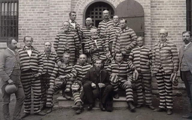 Monnik Thomas vraagt zich af: zit ik hier dan in een gevangenis zoals het woordje cel doet denken?.