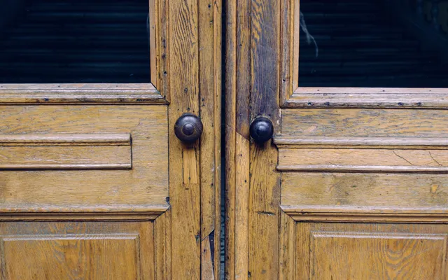 Elze verliet de kerk, maar kerkasiel trekt haar toch weer over de drempel….