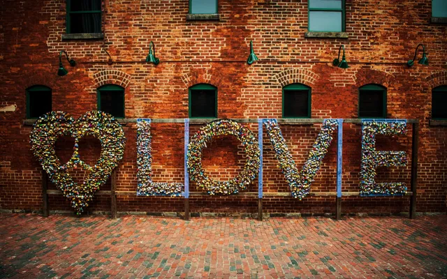 Pinksteren: God is kapot, uiteengevallen in miljarden vonken die in mensen soms fel opvlammen.