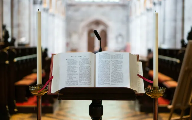 Als de kloosterklok luidt, snelt Thomas (soms tegen wil en dank) naar de kerk.