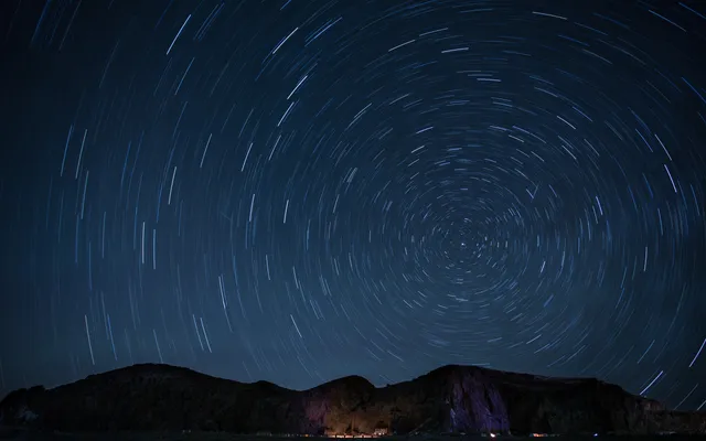 En hij begon nog harder te roepen.