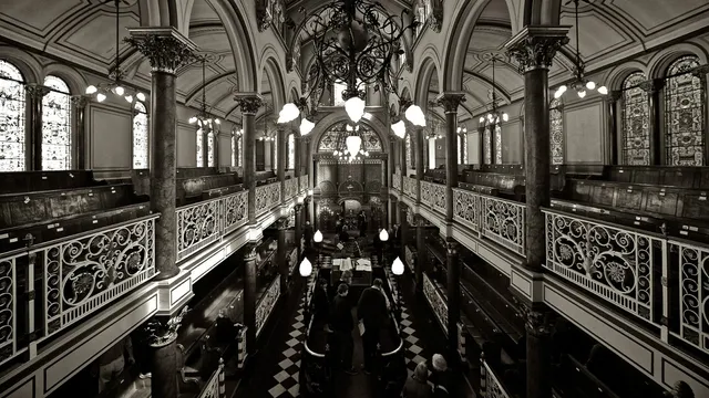 Noud bezocht een joodse sabbatsviering en voelde zich een beetje ongemakkelijk.