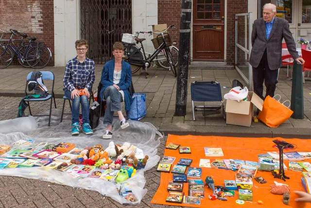 Jeannette verkoopt haar geloofsverleden op de rommelmarkt.