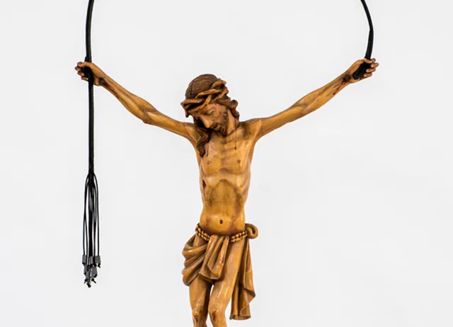 Moniek haalt Jezus van het kruis en geeft hem vleugels. En ze heeft er een teder verhaal bij.