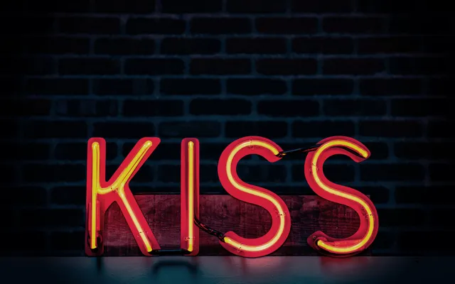 Wat zou er gebeuren als we elkaar weer zouden begroeten met een heilige kus?.