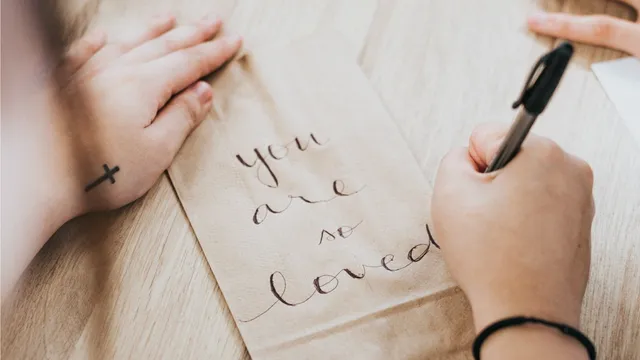 Een normaal gesprek over homoseksualiteit in de kerk? Dat kan best, bewijzen deze schrijver en evangelische voorganger.