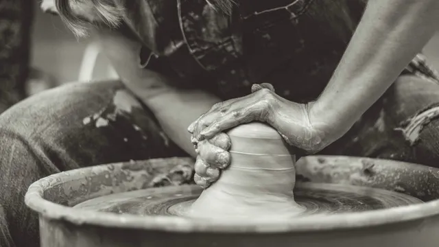 Het is gevaarlijk om God alleen als man voor te stellen.