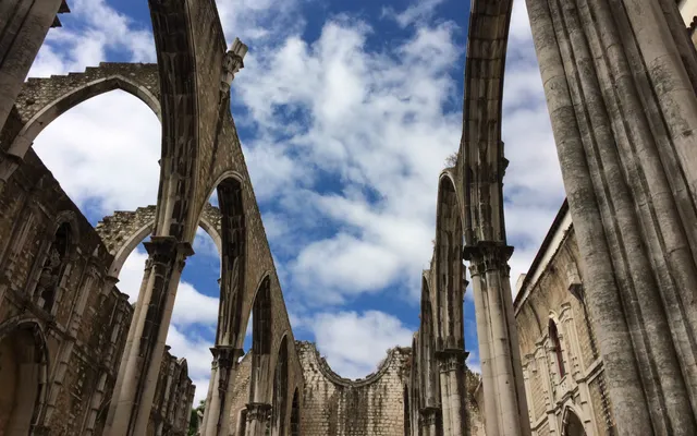 Als het ons lukt te leven zonder God, dan graag. Daar hebben we zo onze redenen voor….