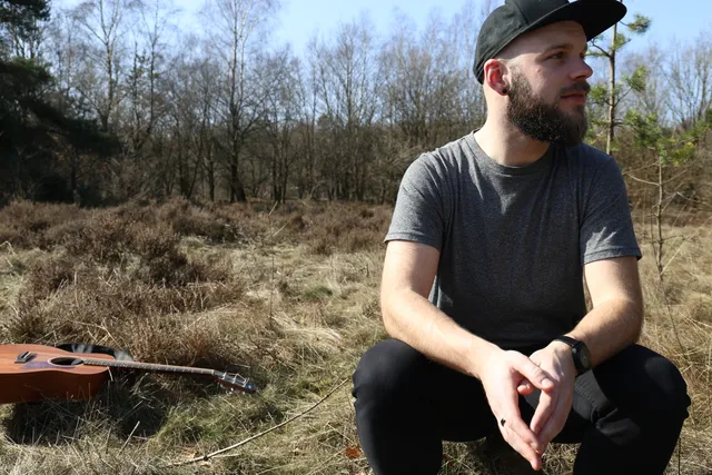 Na zijn vertrekt uit de kerk voelt Jorn zich met lege handen staan.