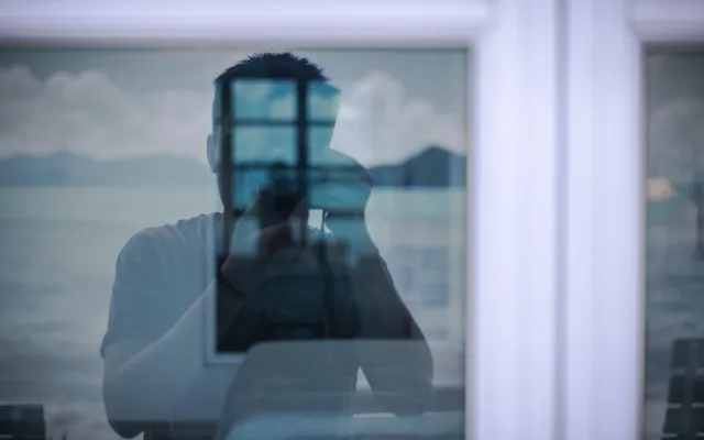 Onze fijne ‘bubbel’ is een isoleercel. En we creperen erin weg….