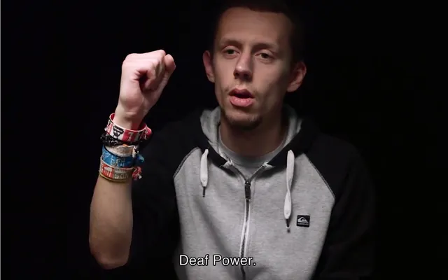 ‘Ik eer mijn ouders wanneer ik respecteer dat ze doof willen blijven’.