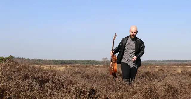 Jorn verkeert nog steeds in het ‘christelijke wereldje’ en vraagt zich af of hij dit wel kan rijmen.
