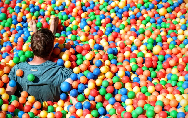 Wat gebeurt er als je in je eentje achterblijft in de ballenbak van Ikea?.