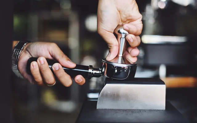 Het over een andere boeg gooien.