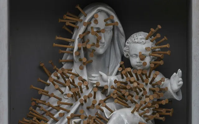 Laat je heilzaam verwarren door verspijkerde en verzaagde heiligen.