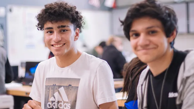 Annemieke geeft nieuwkomers Nederlandse les, maar het is de vraag wie het meeste leert….