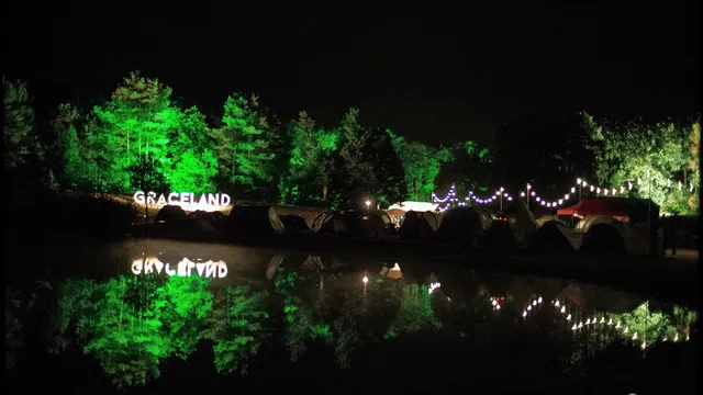 Lazarus tipt: Graceland 2020, podcast God's President en Padraig leest poëzie.