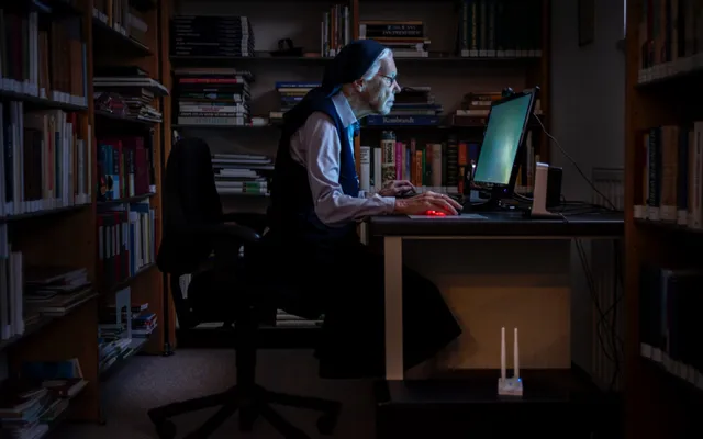 Lazarus tipt: Nieuwsuur in de kerk, Colleges ‘postmodern geloven’ en bijzondere nonnenfoto’s.